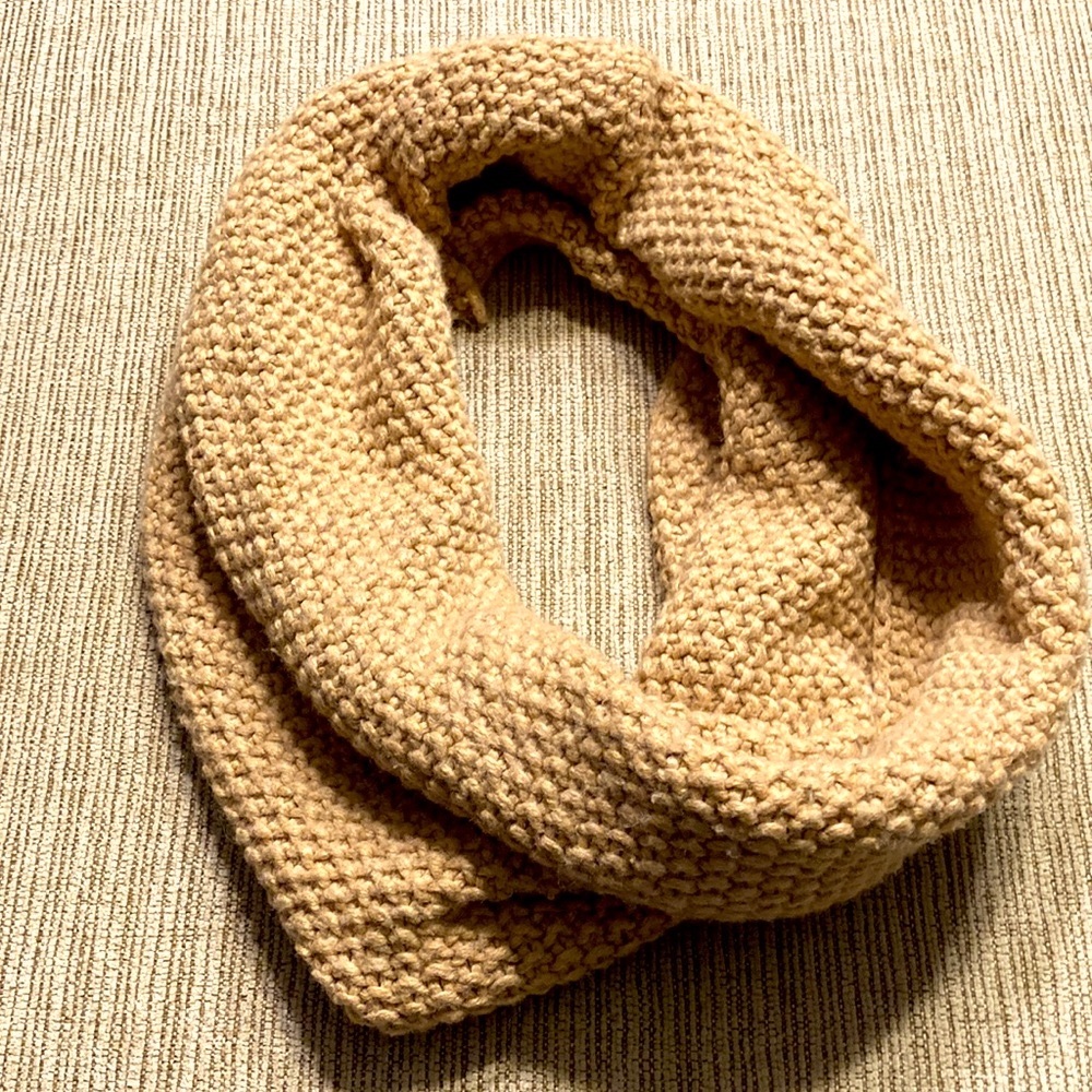 scarf 15x13.5 square shape size OS pre owned see pictures for more details.